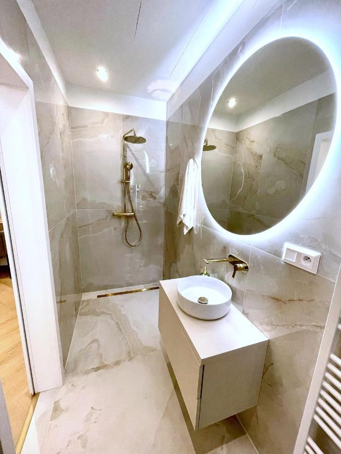 Stylish 3 Bedroom Apartment In The Hearth Of City Center With History Bratislava Exterior foto