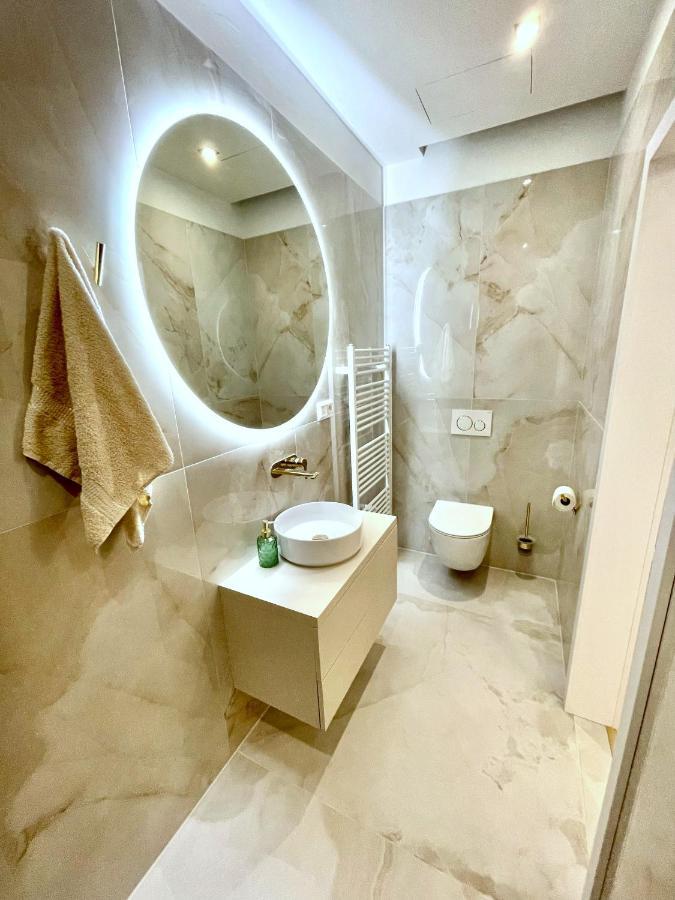 Stylish 3 Bedroom Apartment In The Hearth Of City Center With History Bratislava Exterior foto