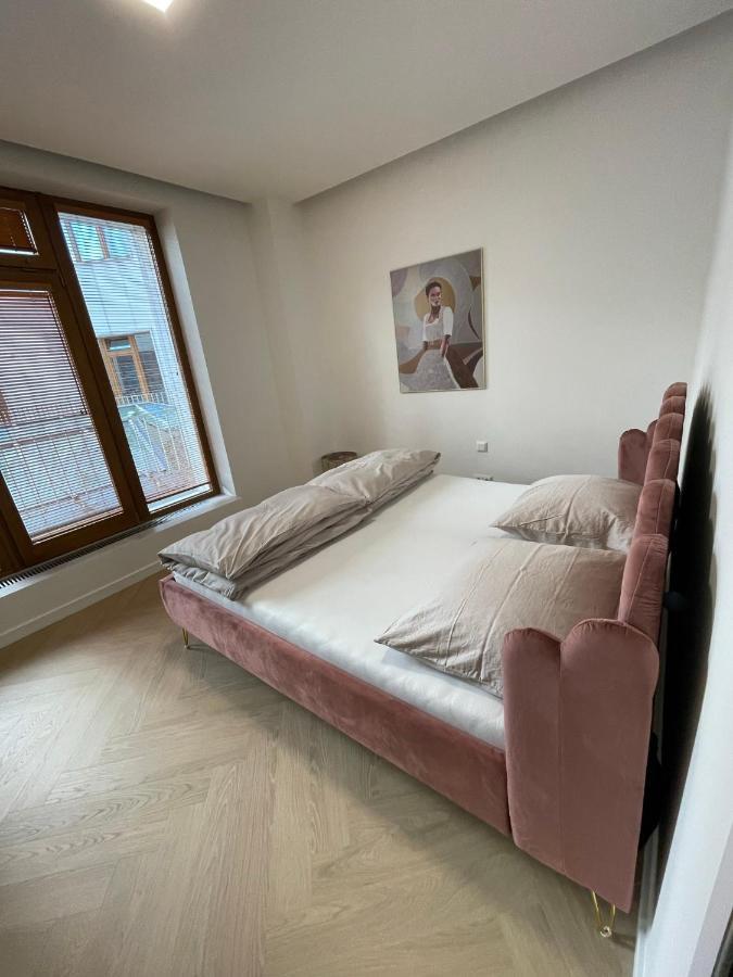 Stylish 3 Bedroom Apartment In The Hearth Of City Center With History Bratislava Exterior foto