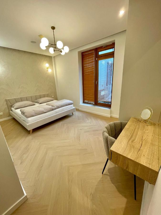 Stylish 3 Bedroom Apartment In The Hearth Of City Center With History Bratislava Exterior foto