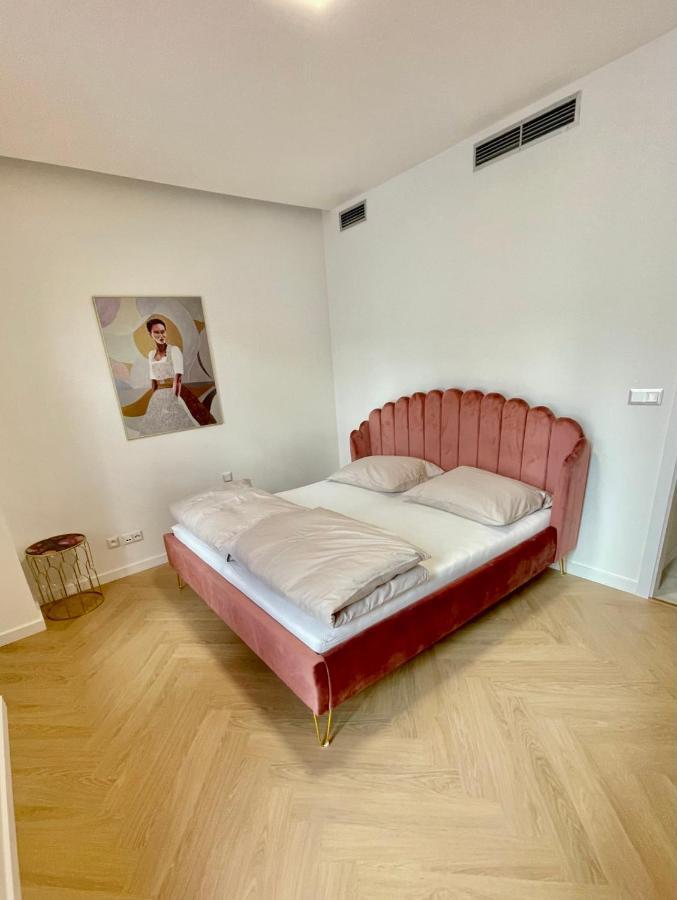 Stylish 3 Bedroom Apartment In The Hearth Of City Center With History Bratislava Exterior foto