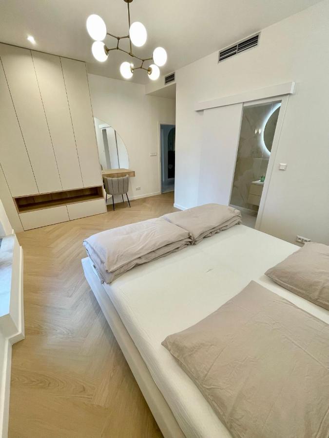 Stylish 3 Bedroom Apartment In The Hearth Of City Center With History Bratislava Exterior foto
